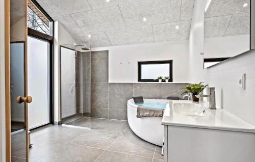 Et badeværelse på Gorgeous Home In Millinge With House Sea View