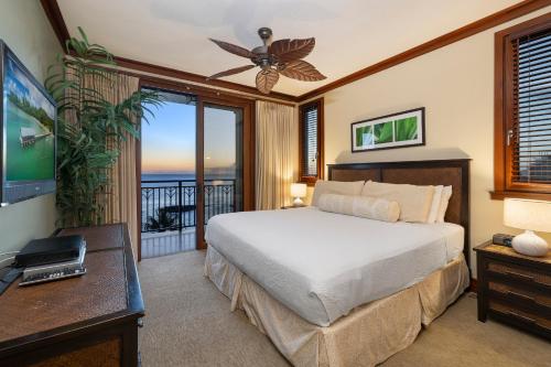 1 dormitorio con 1 cama y balcón en Ko Olina Beach Villas B610, en Kapolei