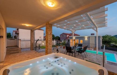wanna na patio domu w obiekcie Stunning Home In Gorica With Jacuzzi w mieście Gorica