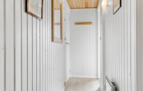 Sønder VorupørにあるBeautiful Home In Thisted With 3 Bedrooms, Sauna And Wifiの白い壁と木製の天井の廊下