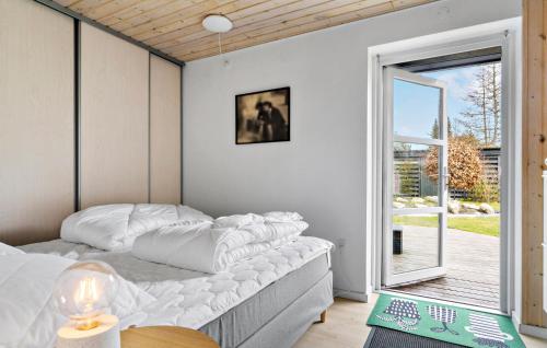 Un dormitorio con una cama grande y una ventana en 3 Bedroom Gorgeous Home In Frvang, en Fårvang