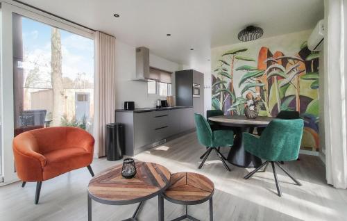 Η κουζίνα ή μικρή κουζίνα στο Lovely Home In Oosterwolde With Wifi