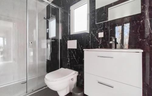 Ένα μπάνιο στο Lovely Home In Oosterwolde With Wifi