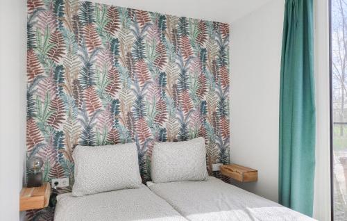Ένα ή περισσότερα κρεβάτια σε δωμάτιο στο Lovely Home In Oosterwolde With Wifi