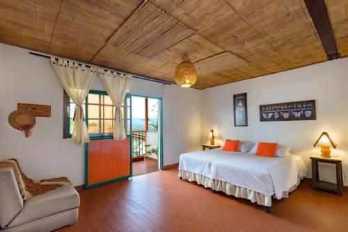 1 dormitorio con cama y techo de madera en Hotel Veraneras del Quindío, en Pueblo Tapado