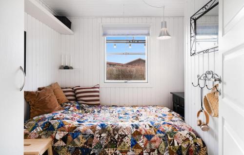 1 dormitorio con cama y ventana en 3 Bedroom Awesome Home In Juelsminde, en Sønderby