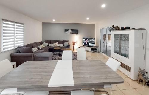 Χώρος καθιστικού στο Nice Home In Linxe With Kitchen