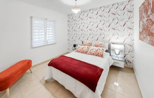 Ένα ή περισσότερα κρεβάτια σε δωμάτιο στο Nice Home In Linxe With Kitchen