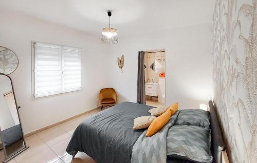 Ένα ή περισσότερα κρεβάτια σε δωμάτιο στο Nice Home In Linxe With Kitchen