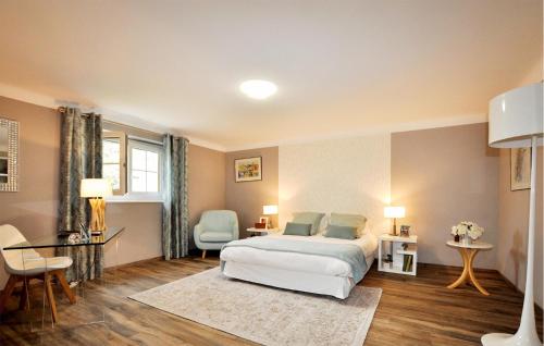 une chambre avec un lit, une table et des chaises dans l'établissement 2 Bedroom Cozy Home In Tabre, à Tabre