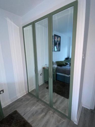 Puerta de cristal en una habitación con dormitorio en Modern Dublin Apartment, en Dublín