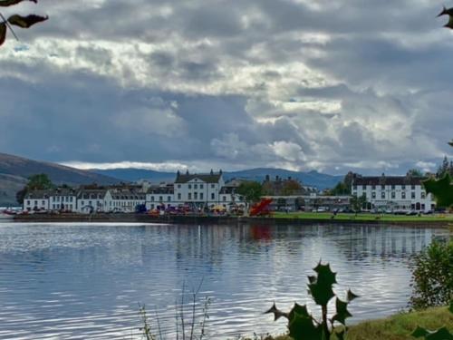 una gran masa de agua con edificios y casas en Charming and Cosy - Black's Land, en Inveraray