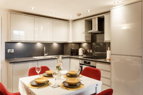 Una cocina con una mesa con platos y copas de vino. en Charming retreat in Bradford, en Bradford