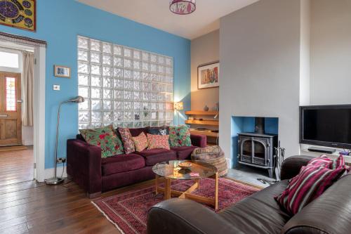 sala de estar con 2 sofás y chimenea en GuestReady - Magic Lantern House - Close to Beach, en Brighton & Hove