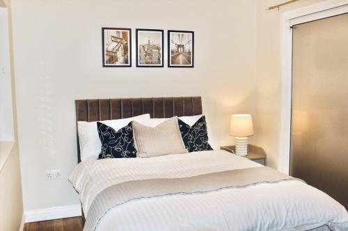 Ένα ή περισσότερα κρεβάτια σε δωμάτιο στο A peaceful home with a garden
