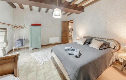 Ένα ή περισσότερα κρεβάτια σε δωμάτιο στο 1 Bedroom Cozy Apartment In Tremblay