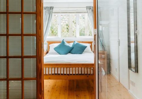 małe łóżko w pokoju z oknem w obiekcie Light and airy annexe with Parking w mieście Bath