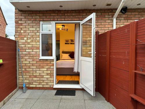 una puerta que conduce a un dormitorio en una casa de ladrillo en Snug retreat in Reading en Earley