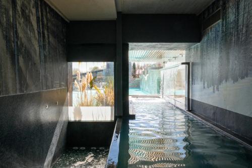 a hallway with a pool of water in a building at Le Ali Del Frassino in Peschiera del Garda