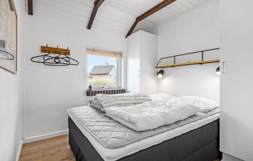 - une chambre avec un grand lit dans l'établissement Lovely Home In Hvide Sande With Wifi, à Havrvig