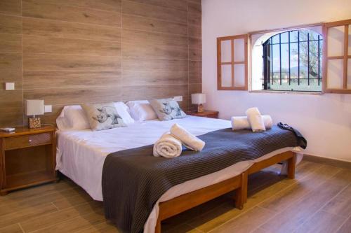 una camera da letto con un letto e asciugamani di Sa Caseta Biniali a Biniali