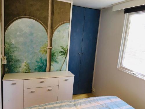 - une chambre ornée d'une peinture murale dans l'établissement Mobil-home avec grand jardin, à Sérignan