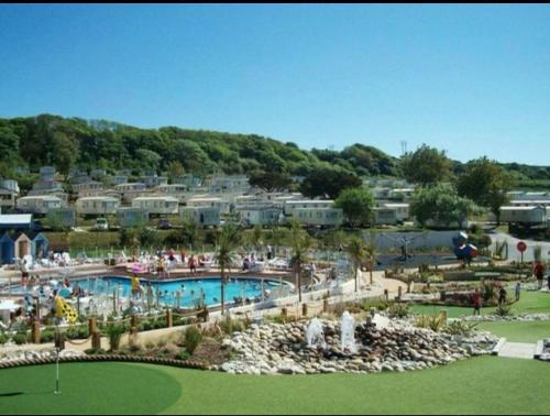 vista para uma piscina num resort em Littlesea Haven fleetview em Weymouth