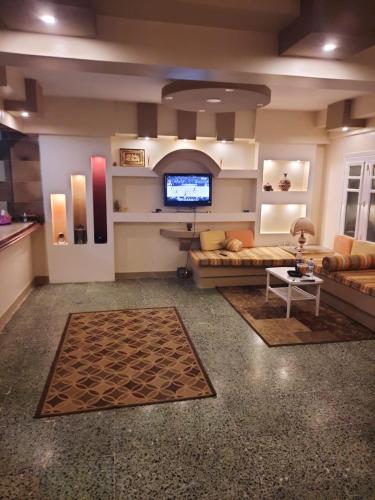 Un televizor și/sau centru de divertisment la فيلا مرسي مطروح شاطيء الأبيض