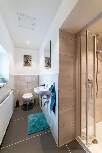 a bathroom with a sink and a shower at Ferienwohnungen am Weserstrand in Bodenwerder