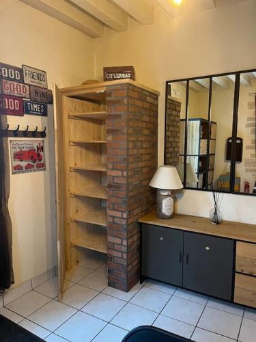 une pièce avec un bureau avec une lampe et un miroir dans l'établissement Belle maison proche de chambord, à Huisseau-sur-Cosson