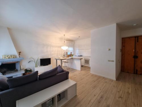 a living room with a couch and a kitchen at A casa di Daniela in Massa Marittima