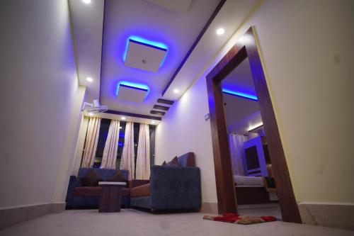 Hotel Asha Inn في Jasidih: غرفة معيشة مع كرسيين ومرآة