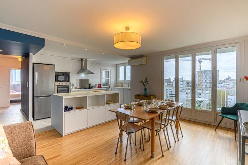 une cuisine et une salle à manger avec une table et des chaises dans l'établissement Le Ciel de Vannes - Appt à 900m du port de Vannes, à Vannes