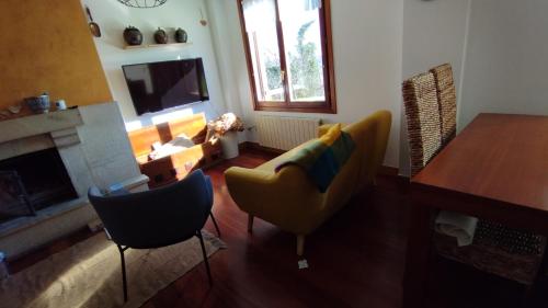 sala de estar con sofá y mesa en B&B Eguzkitza, en Elgeta