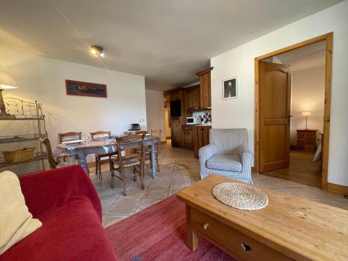 un salon avec un canapé et une table dans l'établissement Appartement de standing au calme avec balcon et parking, au coeur de Samoëns - FR-1-624-23, à Samoëns