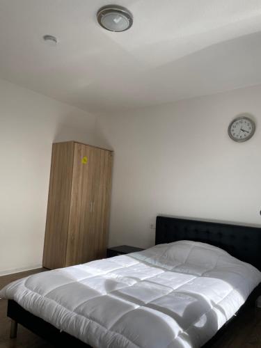 Säng eller sängar i ett rum på Room in Apartment next to ST Hbf