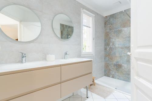 a bathroom with a sink and a mirror at Villa - Chez Dominique in Manosque