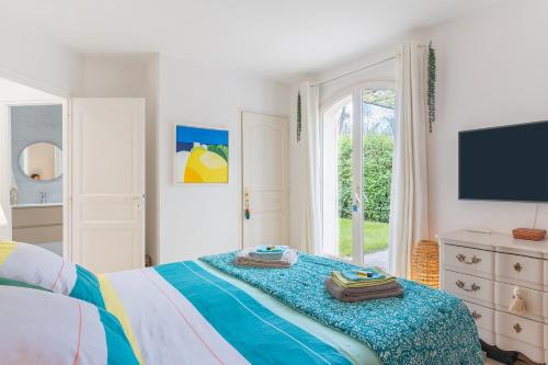 a bedroom with a bed with towels on it at Villa - Chez Dominique in Manosque