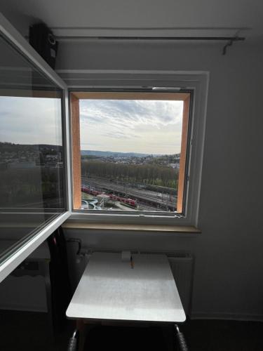 una ventana en una habitación con un banco delante en Room in Apartment next to ST Hbf, en Stuttgart