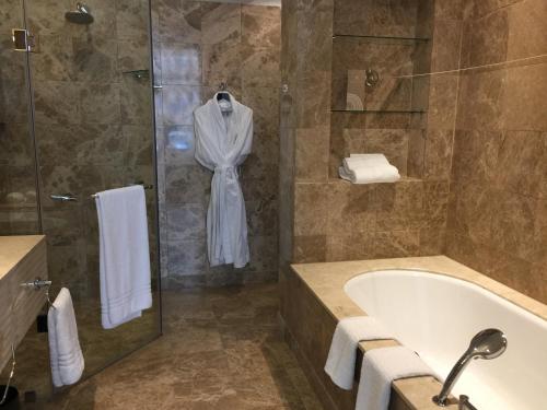 Ένα μπάνιο στο TAJ Cape Town - Private Luxury Two Bedroom Suite