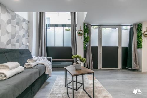 un salon avec un canapé et une table dans l'établissement MBA Splendide Appart 3 - Proche Musée du Louvre, à Paris