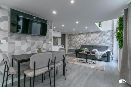 un salon avec une table, des chaises et un canapé dans l'établissement MBA Splendide Appart 3 - Proche Musée du Louvre, à Paris