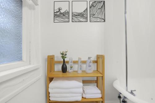 uma casa de banho com um lavatório e uma prateleira com toalhas em Comfy Apartment in Indianapolis em Indianápolis