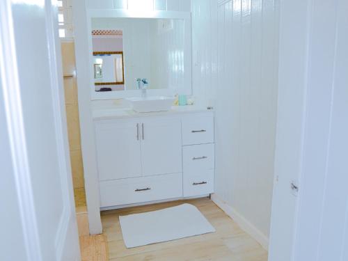 Un baño de Endless Summer Beach House 3BR with Car