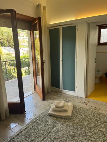 a room with glass doors and a rug on the floor at Villa Luisa B&B in Sperlonga