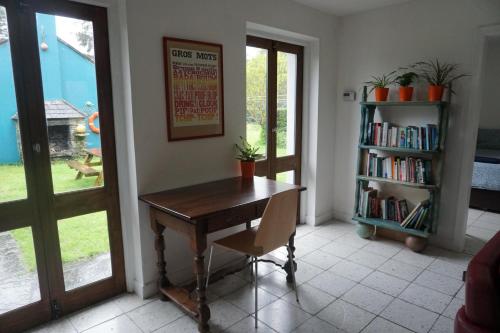 Habitación con escritorio y estante para libros. en Ballyroe Accommodation en Leap