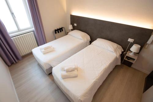 um quarto com 2 camas e uma janela em Hotel dell'Angelo em Predore