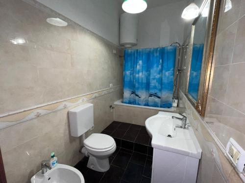 a bathroom with a white toilet and a sink at Appartamento La Nautica in Portoferraio