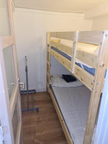 quelques lits superposés dans une chambre dans l'établissement T1Bis Centre Ville tout équipé #8 New, à Toulon