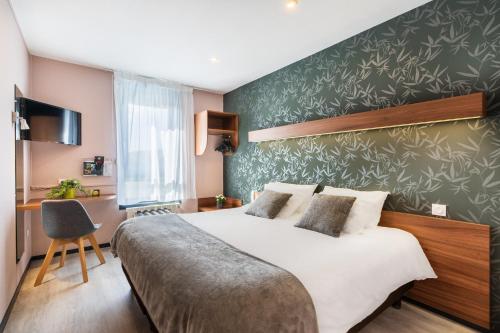 Ένα ή περισσότερα κρεβάτια σε δωμάτιο στο Hotel Restaurant Le Sainte Mere